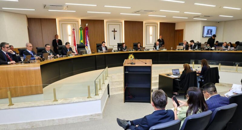 Tensão no TCE-AM: Conselheiro desafia vice-presidente a quebrar sigilo bancário e telefônico após discussão sobre gestão da Seduc